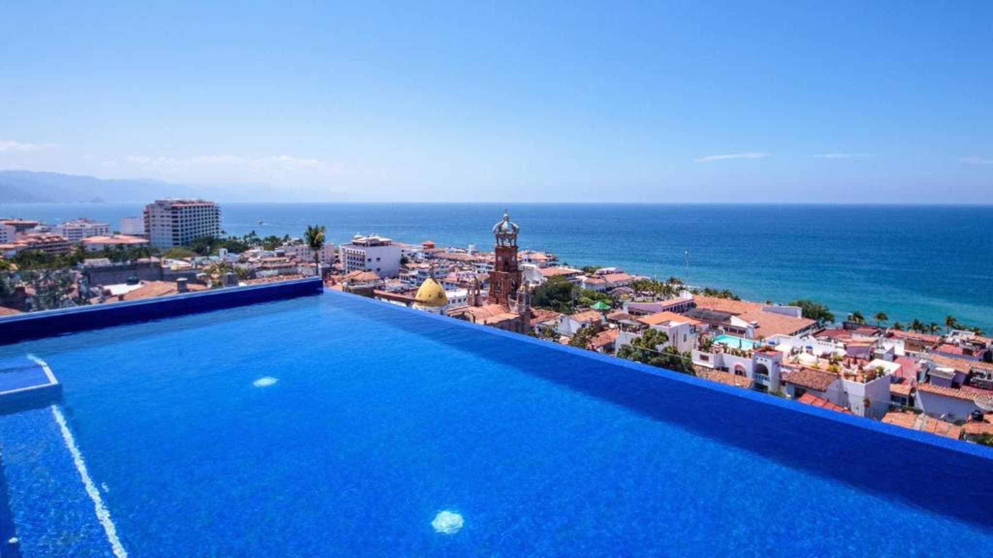 Nise Condos rooftop pool overlooking the bay